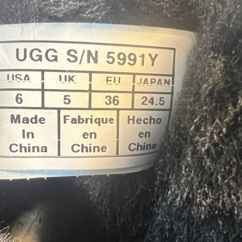 Ugg Bailey Button Boots l Black Suede Sheepskin Lined Big Kids 6 (ladies 8 )NWOB